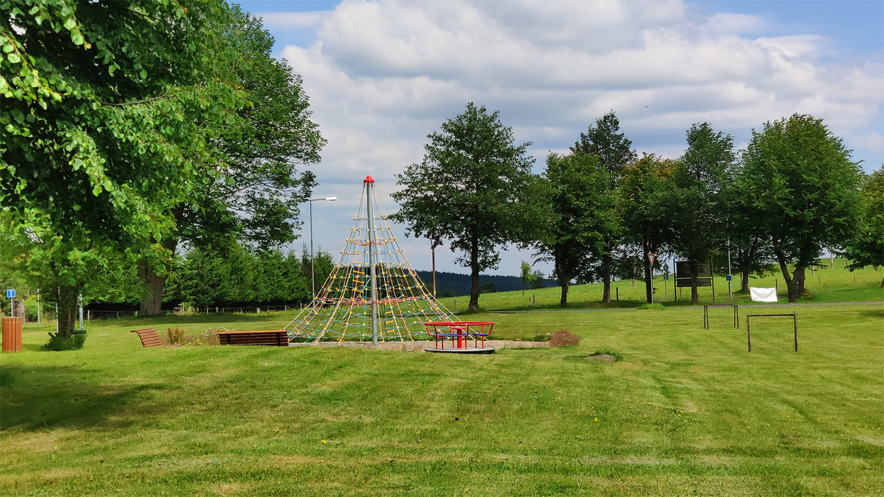 Spielplatz am Ortsrand von Měděnec