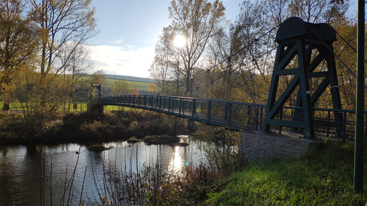 Hängebrücke und Zschopauwehr bei Sachsenburg